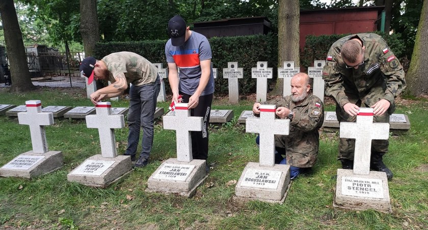 Miłośników historii od kilku lat porządkują cmentarz wojskowy na Majkowie