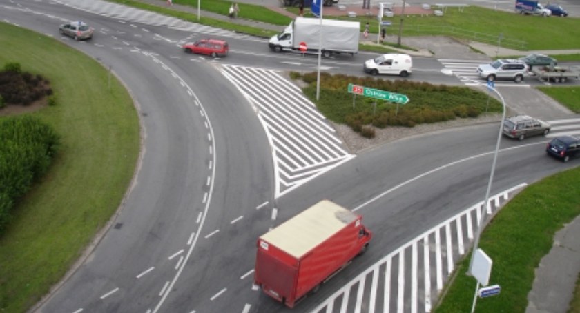 Uderzył w inne auto na Rondzie Westerplatte i odjechał. Kierowcy szuka policja