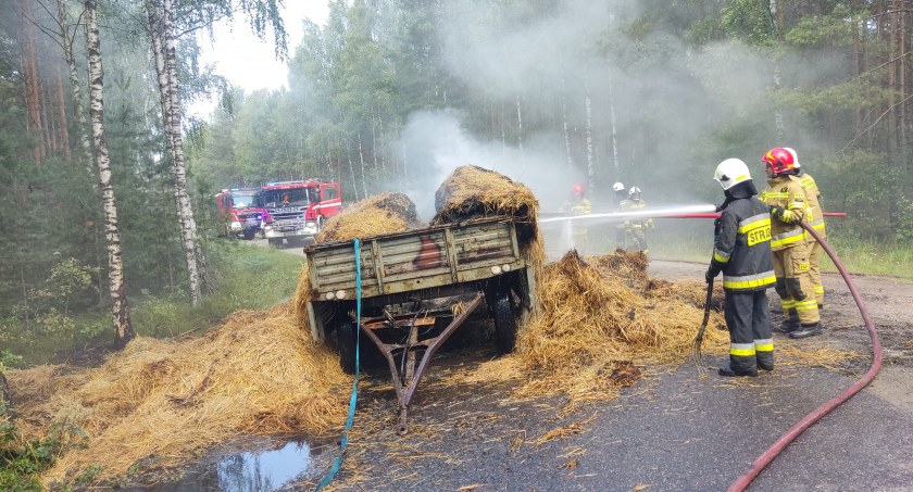 Pożar przyczepy ze słomą