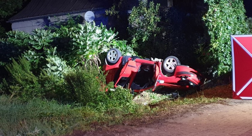 Tragedia w gminie Koźminek. W wypadku zginął 19-latek, a dwie młode osoby zostały ranne