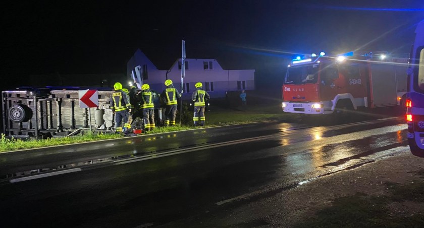 Groźna kolizja w gminie Koźminek. Bus staranował ogrodzenie posesji i wjechał do rowu