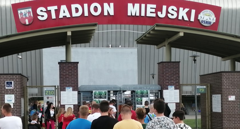 Kibice docierają na stadion. Za chwilę potyczka KKS Kalisz z Widzewem Łódź