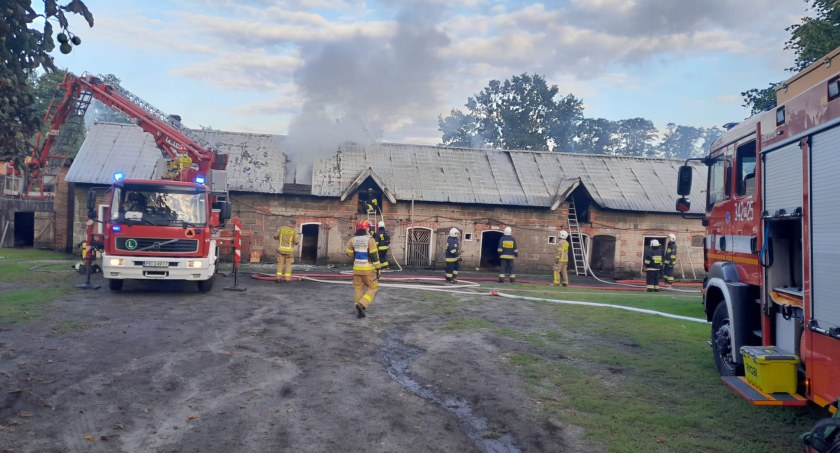 Pożar budynku gospodarczego w Saczynie. Akcja gaśnicza trwała blisko trzy godziny