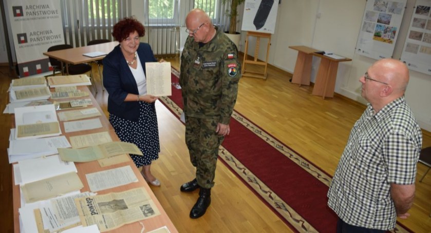 Oficjalne przekazanie materiałów do zasobu  Archiwum Państwowego w Kaliszu przez Jacka Śródkę