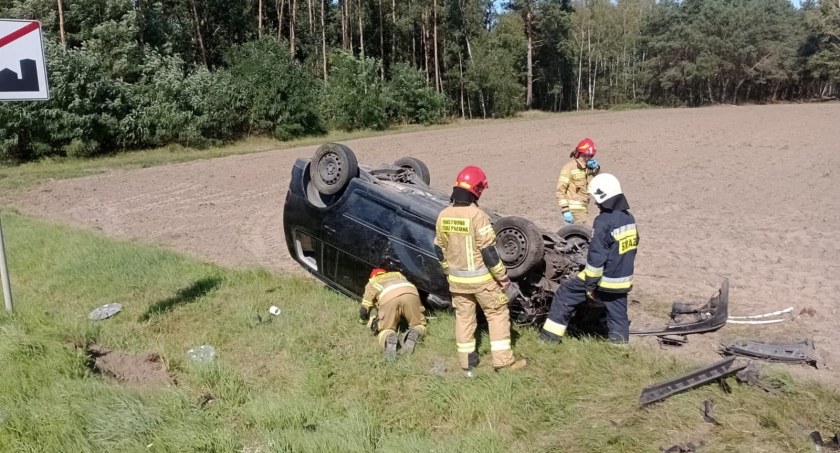 Pijany kierowca spowodował wypadek. Jedno z aut dachowało, poszkodowana kobieta