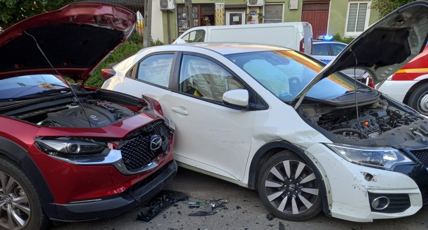 Chwila nieuwagi i dwa rozbite auta. Kolizja na Placu Wolności w Opatówku