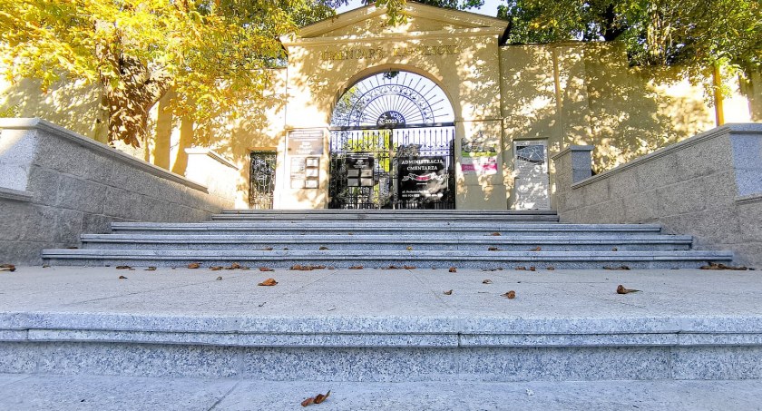 Zakończyła się przebudowa schodów prowadzących do cmentarza. Koszt inwestycji to 346 tysięcy złotych