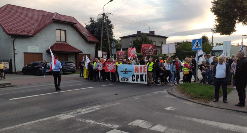 W proteście przeciw Szybkiej Kolei w Błaszkach zablokowali drogę krajową. Szczytniki także protestują