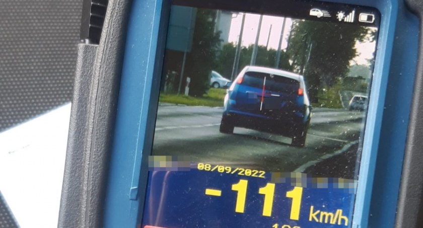 Minął patrol drogówki i gwałtownie przyspieszył. Nie sądził, że policjanci zmierzą prędkość, z jaką się oddalał