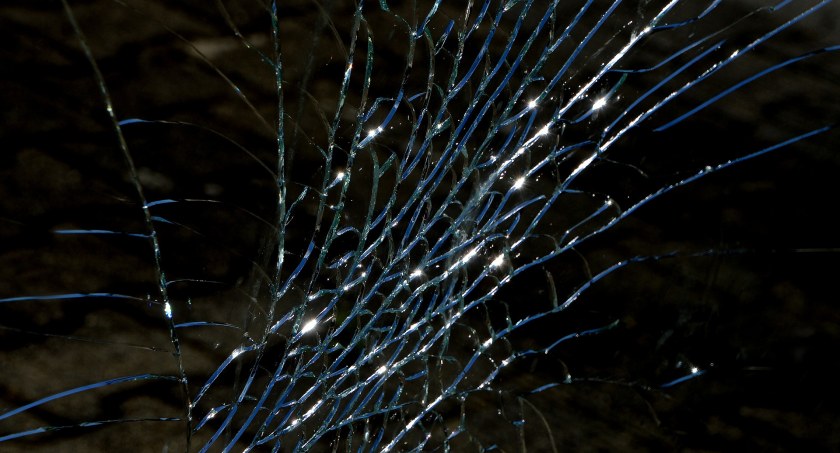 Wybite szyby, zarysowane karoserie i pocięte opony. 24-letni kaliszanin uszkodził 8 pojazdów