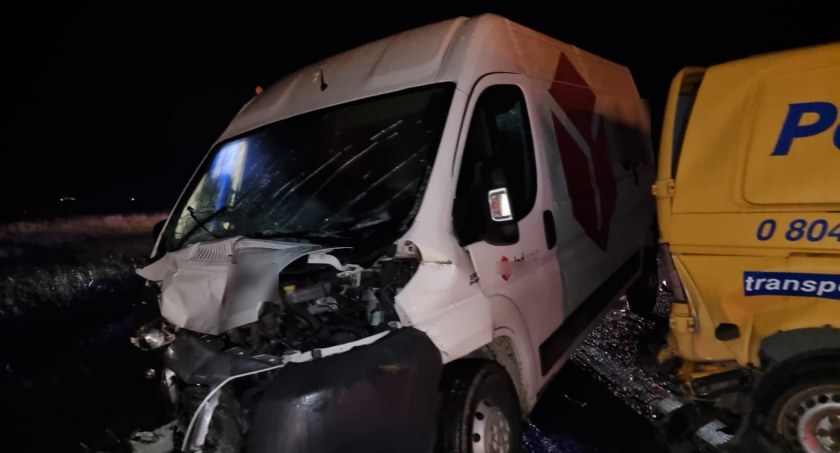Zderzenie czterech pojazdów na trasie Kalisz – Ostrów. Dwie osoby w szpitalu, w tym kobieta w ciąży
