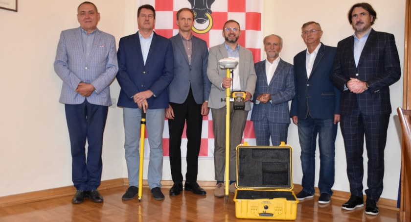 Przyszli geodeci dostali specjalistyczne urządzenie 