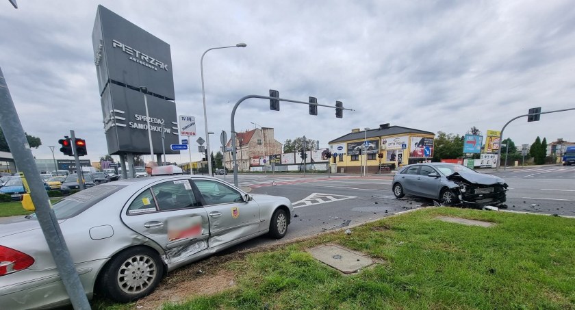 Kolizja przy Galerii Amber w Kaliszu. Taksówkarz wjechał na skrzyżowanie na czerwonym świetle