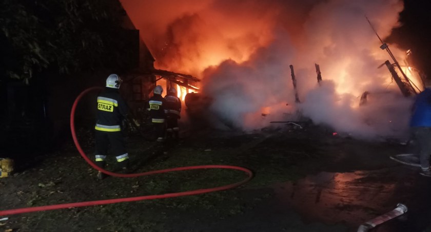 Pożar w Iwanowicach. Doszczętnie spłonął budynek gospodarczy i samochód osobowy