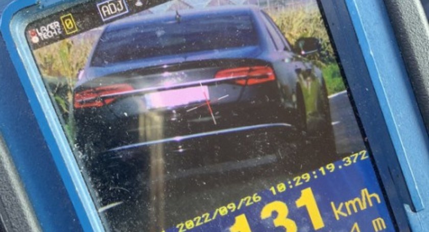 131 km/h w obszarze zabudowanym. Kierowca stracił prawo jazdy i słono zapłacił