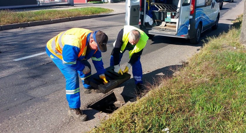 Plaga kradzieży pokryw studzienek i kratek ściekowych w Kaliszu