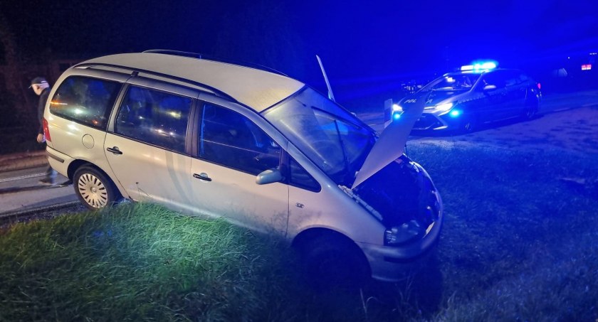 Samochód w rowie, w środku pijany kierowca. Mężczyznę zatrzymał świadek
