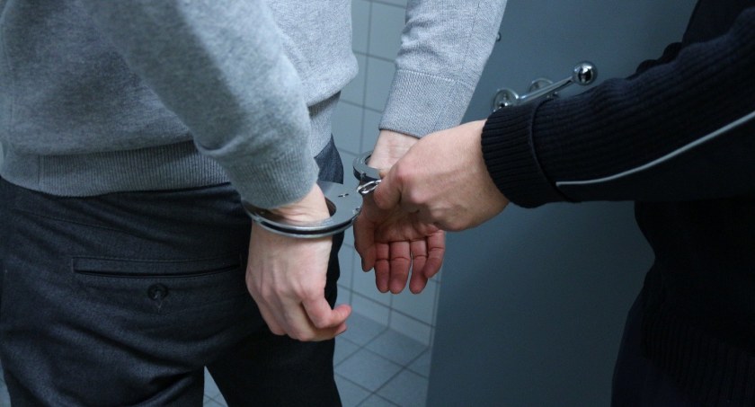 Kaliska policja zatrzymała trzy osoby podejrzane o handel o ludźmi