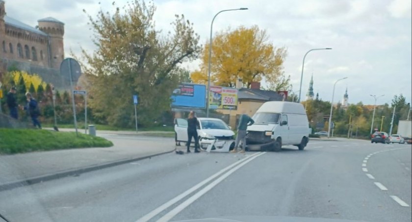 Kolizja dostawczaka i osobówki na ul. Warszawskiej. Sprawca bez uprawnień i z sądowym zakazem