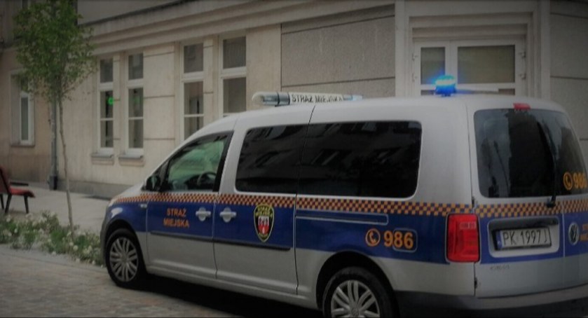 Nie wiedział, gdzie się znajduje i jak się nazywa. Seniorowi pomogli kaliscy strażnicy miejscy