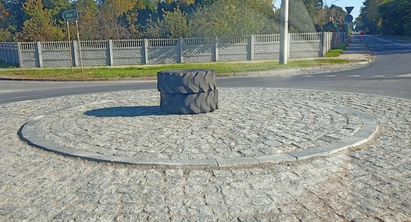 Rondo dwóch opon – drogowy patent w Krzyżówkach