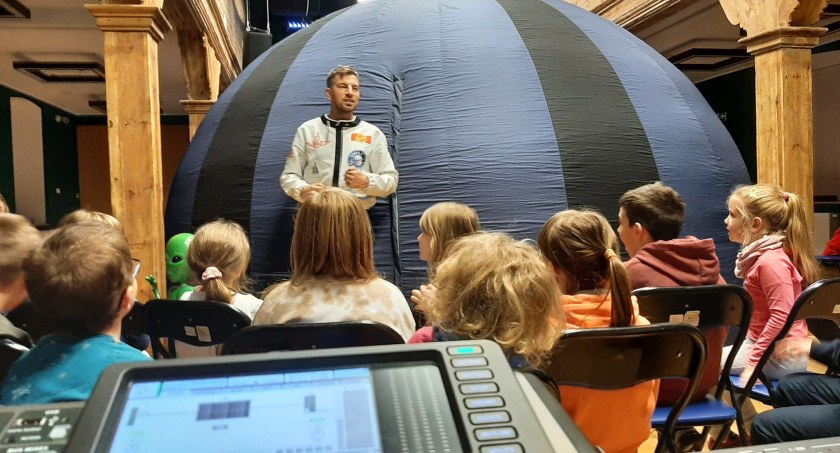 Seanse w mobilnym planetarium