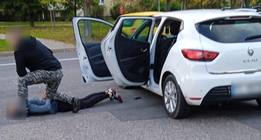 Złodziej samochodów zatrzymany w Kaliszu. Dynamiczna akcja policji na jednym z osiedlowych parkingów
