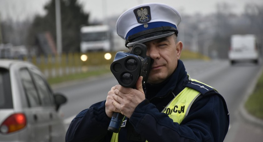 Popełnił trzy wykroczenia na oczach policjantów. W kilkanaście sekund „zarobił” 29 punktów karnych 