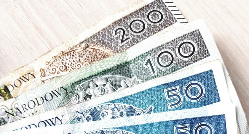 Kaliska policja poszukuje kobiety, która zgubiła gotówkę w markecie