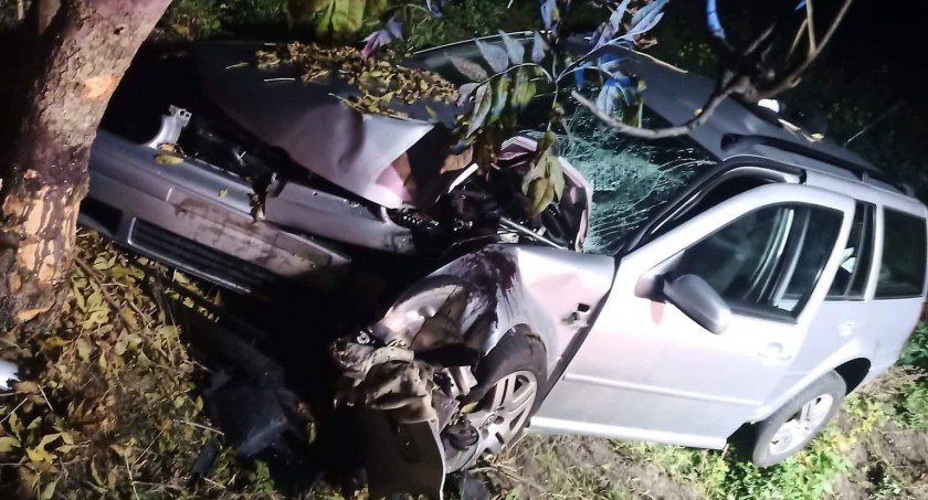 Samochód zjechał z drogi i uderzył w drzewo. Dwóch młodych mężczyzn w szpitalu