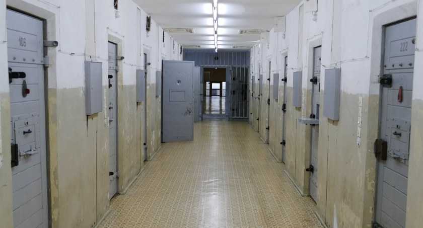Prokuratura: uderzał jej głową o meble, zabił dla pieniędzy. 57-latek z zarzutem morderstwa matki