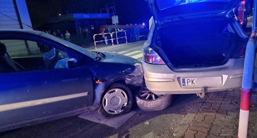 Groźna kolizja przy komisariacie policji. Sprawca kompletnie pijany!
