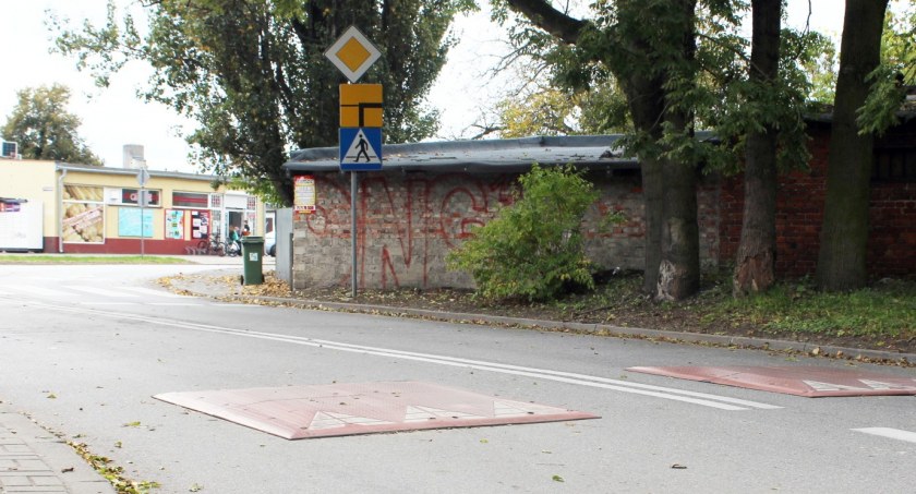 Czy  progi zwalniające na Torowej są konieczne?