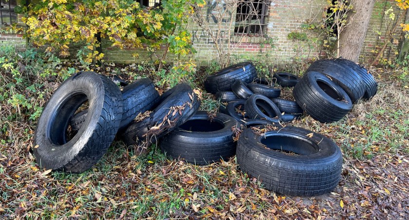 Śmierciarzu – zabierz podrzucone stare opony