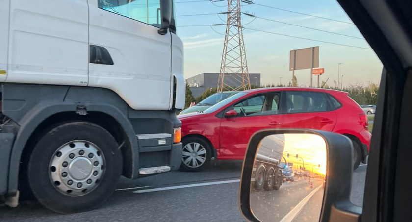 Ciężarówka zderzyła się z osobówką na al. Wojska Polskiego
