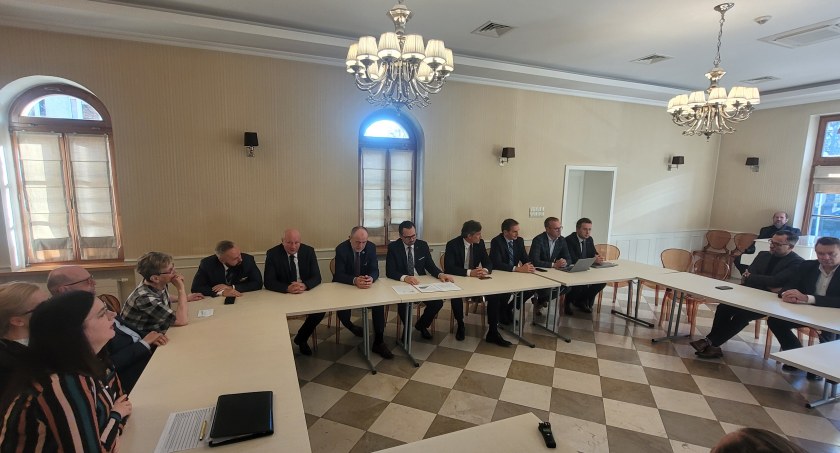 Szybka kolej przez Kalisz według ministra Horały. Wykluwa się nowy wariant przebiegu kolei. Radni KO zbojkotowali spotkanie
