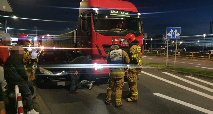 Rondo Westerplatte wraz z dojazdami zablokowane przez wypadek poza rondem