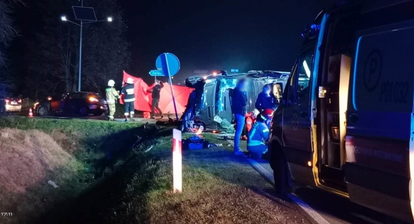 Tragiczny wypadek na skrzyżowaniu dróg. Jedna osoba zginęła, osiem zostało rannych