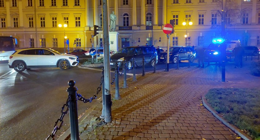 Wjechał pod prąd, tłumaczył, że ma udar. Kierowca wydmuchał 2,5 promila