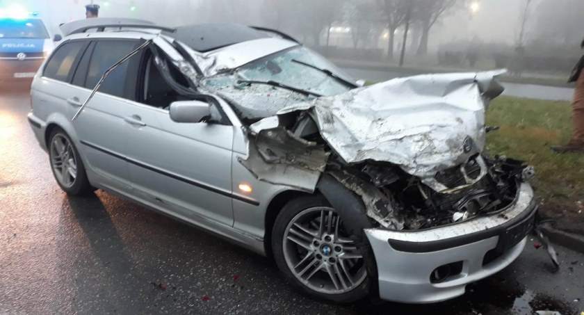 BMW roztrzaskało się o ciężarówkę na ul. Podmiejskiej