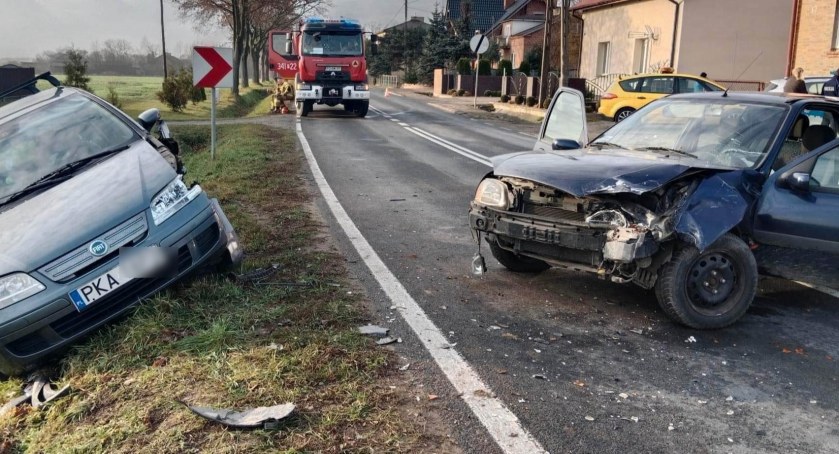 Dębsko: ford wypadł z zakrętu i zderzył się z innym autem. Jedna osoba w szpitalu