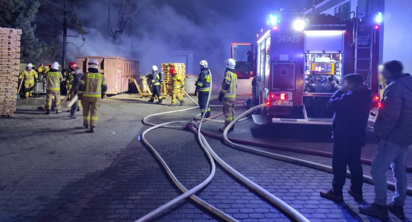 Pożar na terenie stolarni w Pruszkowie