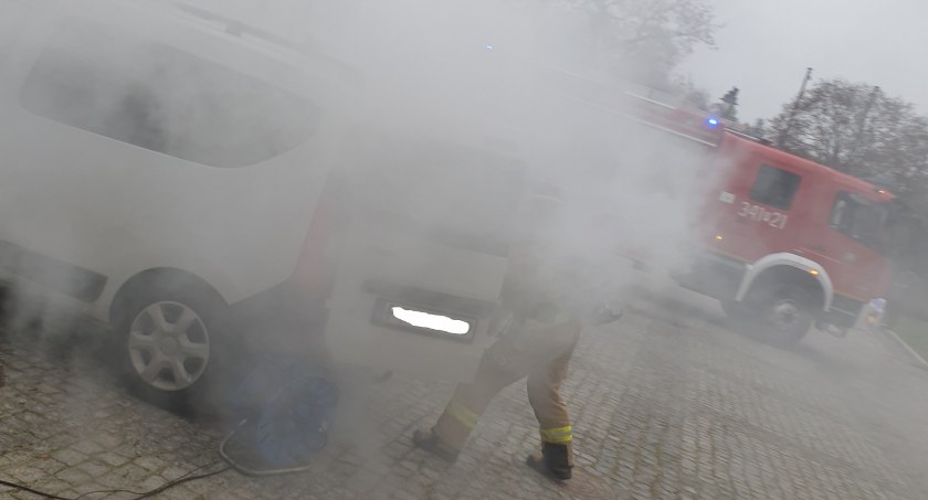 Mężczyzna podpalił samochód przed starostwem. Wspólne ćwiczenia służb w Wojskowym Centrum Rekrutacji