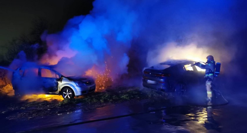 Dwa auta spłonęły na Dobrzecu. Sprawę bada policja
