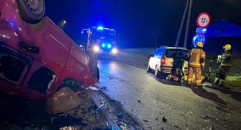Zderzenie samochodów i dachowanie w Skarszewku. 20-letni kierowca nie ustąpił pierwszeństwa przejazdu