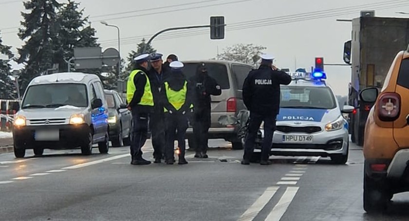Szaleńczy pościg za kierowcą busa. Rozbite samochody, w tym radiowóz policji!