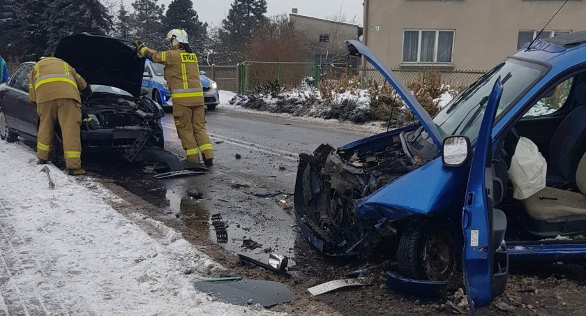 Czołowe zderzenie w Opatówku. W jednym z pojazdów dziecko