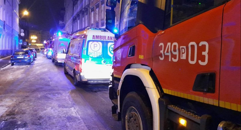 Pożar przy ul. Ciasnej. Podpalono drzwi do mieszkania, w którym przebywało sześć osób