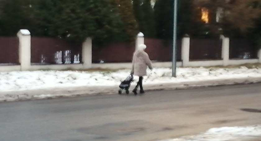 Uwaga, na chodnikach szklanka. Piesi wchodzą na jezdnie 