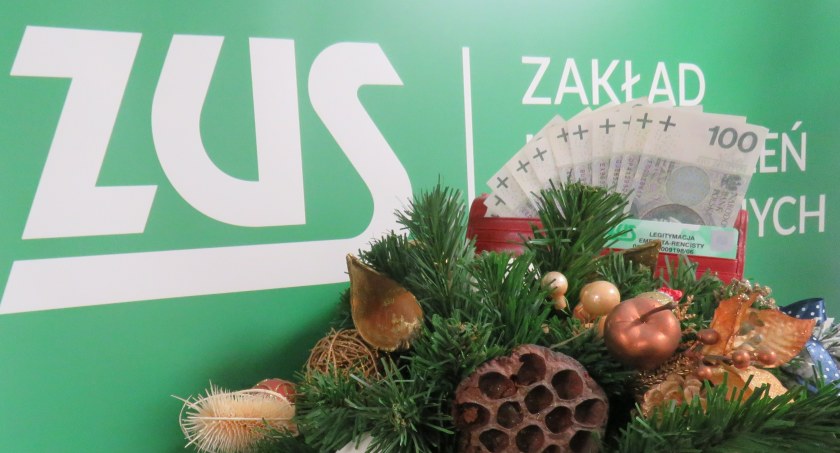 Emerytury i renty ZUS wypłaci przed świętami